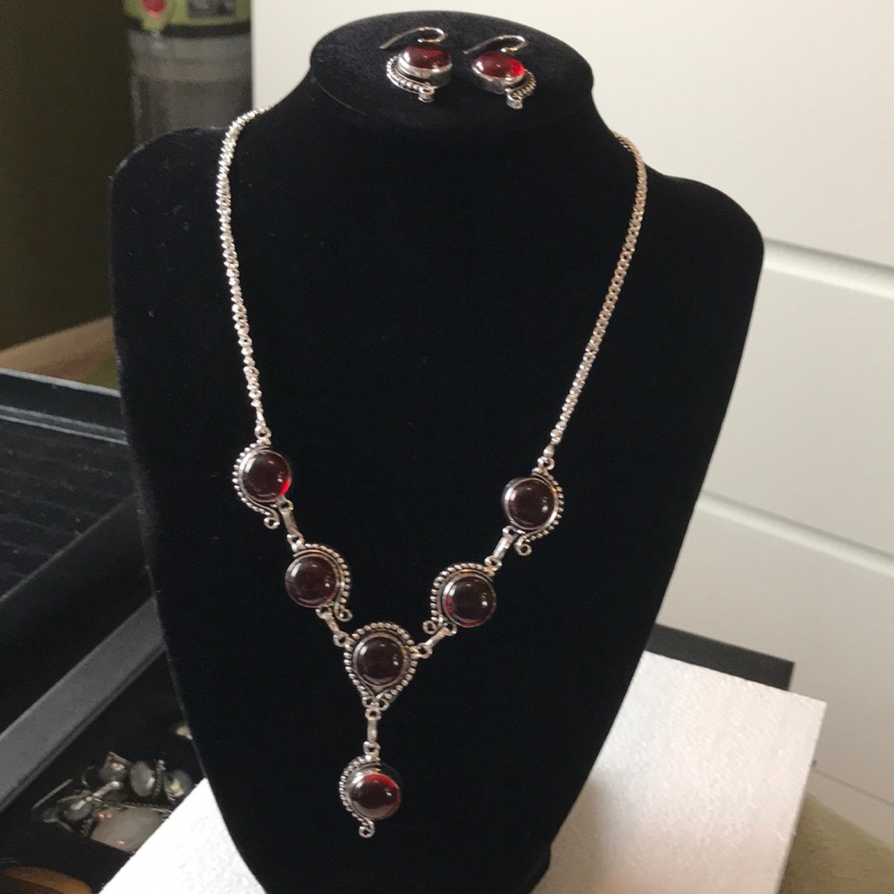 Sexy garnet earring and necklace set!!